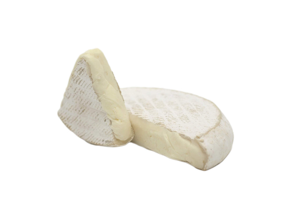 Wigmore Sheep’s Milk Cheese is an unpasteurised sheep’s milk cheese using vegetable rennet, with natural wrinkled grey/white moulds scattered between bloomy moulds on the crust. 
